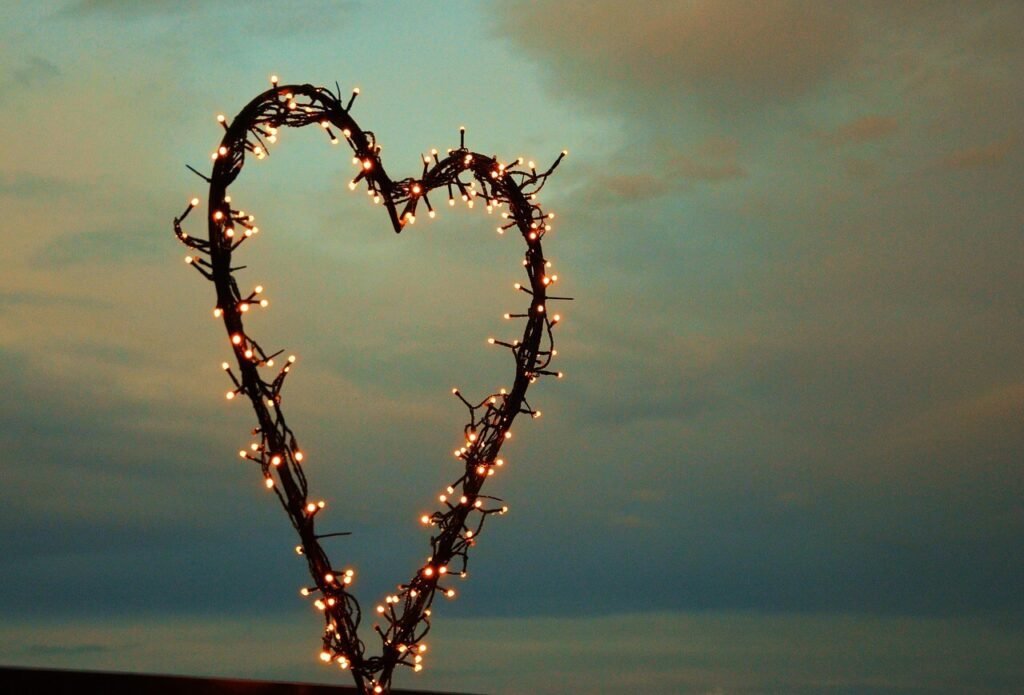 Warm heart-shaped lights symbolising calm connection and wellbeing through online hypnotherapy.
